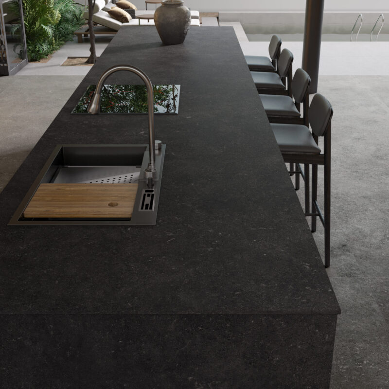 Large-format porcelain plate-Pierre Black